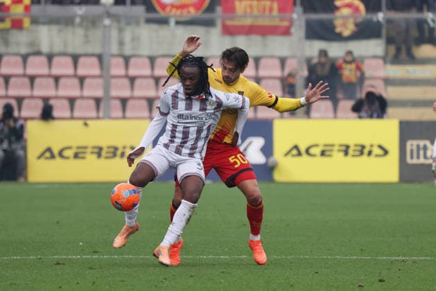 Cremonese s Warren Bondo and Lecce s Santiago Pierotti during the Serie A soccer match between Cremonese and Lecce at the Giovanni Zini Stadium in Cremona Italy - Sunday, 7 december 2025. - Soccer .  Copyright: xAlbertoxMariani LaPressex