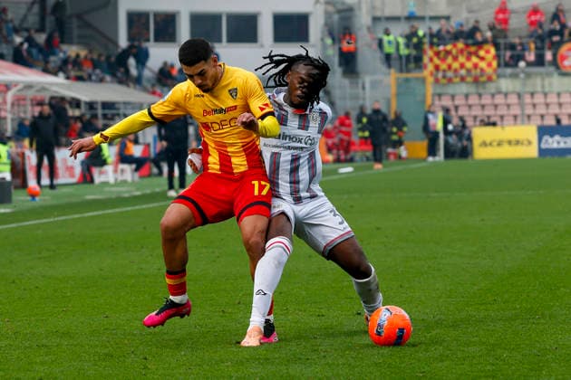 December 7, 2025, Cremona: Warren Bondo of US Cremonese battle for the ball with Danilo Veiga of US Lecce during the italian soccer Serie A match between US Cremonesee vs US Lecce at the Giovanni Zini stadium in Cremona, Italy, 7 December 2025. ANSA Soccer: Serie A; Cremonese Vs Lecce  - ZUMAa110 20251207_zaf_a110_006 Copyright: xDavidexCasentinix