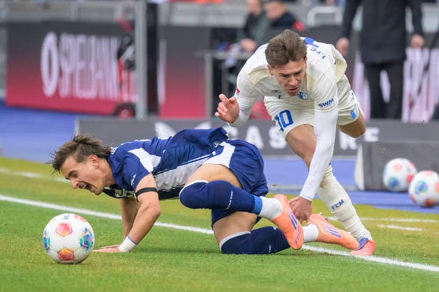 GER, Berlin, soccer, Hertha BSC vs 1 FC Magdeburg, DFB, 2nd Bundesliga, 2025 2026 season, f l t r Michal Karbownik Hertha BSC , Noah Pesch 1 FC Magdeburg, 10 , Action, duels, fighting for the ball, DFB DFL REGULATIONS PROHIBIT ANY USE OF PHOTOGRAPHS AS IMAGE SEQUENCES AND OR QUASI VIDEO, December 7, 2025, Copyright: HMBxMedia UwexKoch