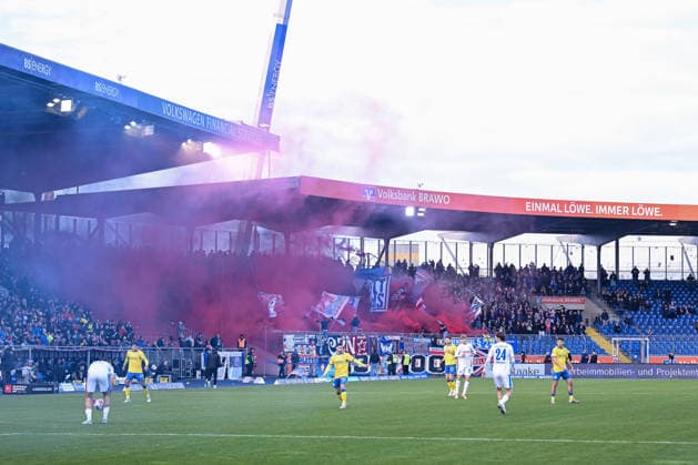 07 12 2025, Football, 2 Bundesliga, 15 Matchday Season 2025 2026, Eintracht Braunschweig Holstein Kiel, Pyrotechnics Holstein Kiel, xRHR FOTO TKx Copyright: RHR-FOTOx RHR-FOTO TK