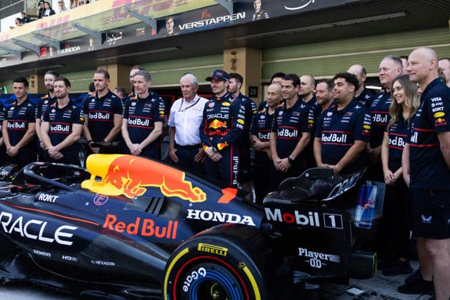 December 7, 2025, Abu Dhabi, Abu Dhabi, United Arab Emirates: 1 MAX VERSTAPPEN (NLD, Red Bull Racing F1 Team) Red Bull racing team taking the end of the season team photo on race day (Sunday) at the Formula 1 Etihad Airways Abu Dhabi Prix 2025 at the Yas Marina Circuit in Abu Dhabi, United Arab Emirates Abu Dhabi United Arab Emirates - ZUMAr193 20251207_zsp_r193_084 Copyright: xSaraxRuffonix