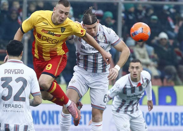 Lecce Nikola Stulic VS Cremonese Federico Bonazzoli during the Serie A soccer match between Cremonese and Lecce at the Giovanni Zini in Cremona, north west Italy - Domenica, 7 Dicembre 2025. - Soccer .  Copyright: xAlbertoxMariani LaPressex