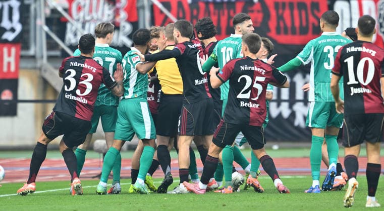 07 12 2025 Soccer Season 2025 2026 2 Soccer Bundesliga 15 Matchday 1 FC Nürnberg FCN Club SpVgg Greuther Fürth Kleeblatt Derby Frankenderby Sportfoto Zink xwoxzix DFL regulations prohibit any use of photographs as image sequences and or quasi video only for editorial use Rudelbildung Diskussion Streit