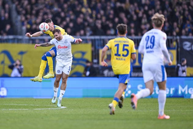 07 12 2025, Soccer, 2 Bundesliga, 15 Matchday Season 2025 2026, Eintracht Braunschweig Holstein Kiel, Erencan Yardimci Eintracht Braunschweig , Marco Komenda Holstein Kiel xRHR PHOTO TKx Copyright: RHR-FOTOx RHR-FOTO TK
