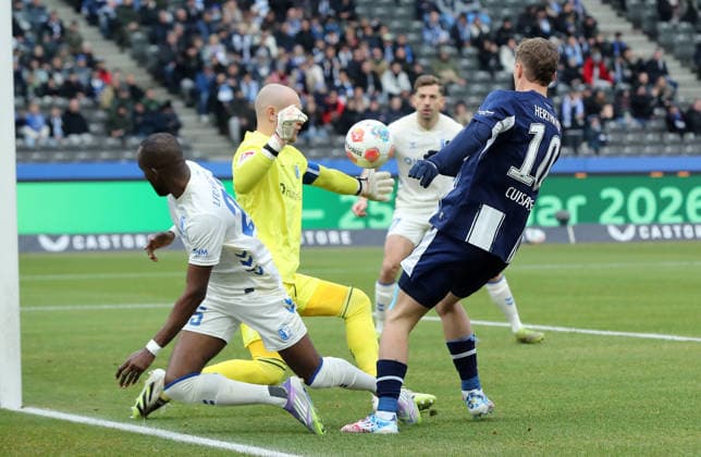 Silas Gnaka, Goalkeeper Dominik Reimann, Michael Cuisance duel Match scene Action Sport Soccer Football DFL 2 Bundesliga Men 15 Matchday Season 2025 2026 07 12 2025 Hertha BSC Berlin vs 1 FC Magdeburg FCM DFL regulations prohibit any use of photographs as image sequences and or quasi video