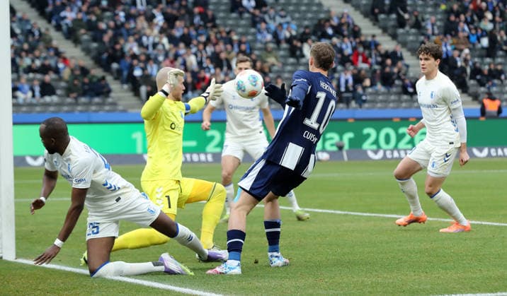 Silas Gnaka, Goalkeeper Dominik Reimann, Michael Cuisance duel Match scene Action Sport Soccer Football DFL 2 Bundesliga Men 15 Matchday Season 2025 2026 07 12 2025 Hertha BSC Berlin vs 1 FC Magdeburg FCM DFL regulations prohibit any use of photographs as image sequences and or quasi video