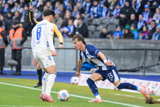 GER, Berlin, soccer, Hertha BSC vs 1 FC Magdeburg, DFB, 2nd Bundesliga, 2025 2026 season, f l t r Laurin Ulrich 1 FC Magdeburg, 08 , Michal Karbownik Hertha BSC , Action, duels, fighting for the ball, DFB DFL REGULATIONS PROHIBIT ANY USE OF PHOTOGRAPHS AS IMAGE SEQUENCES AND OR QUASI VIDEO, December 7, 2025, Copyright: HMBxMedia UwexKoch