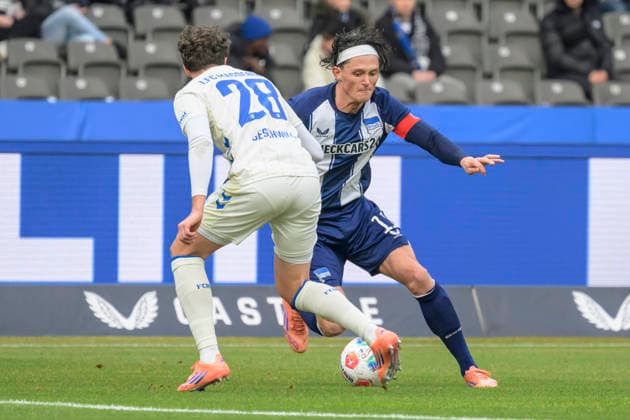 GER, Berlin, soccer, Hertha BSC vs 1 FC Magdeburg, DFB, 2nd Bundesliga, 2025 2026 season, f l t r Max Geschwill 1 FC Magdeburg, 28 , Fabian Reese Hertha BSC , Action, duels, fighting for the ball, DFB DFL REGULATIONS PROHIBIT ANY USE OF PHOTOGRAPHS AS IMAGE SEQUENCES AND OR QUASI VIDEO, December 7, 2025, Copyright: HMBxMedia UwexKoch