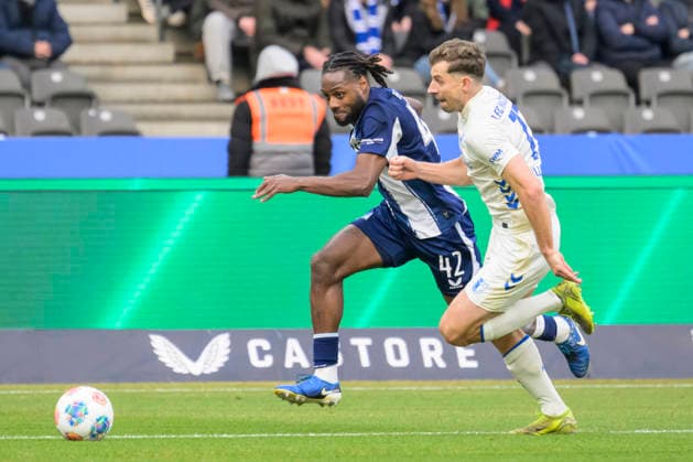 GER, Berlin, soccer, Hertha BSC vs 1 FC Magdeburg, DFB, 2nd Bundesliga, 2025 2026 season, f l t r Deyovaisio Zeefuik Hertha BSC , Alexander Nollenberger 1 FC Magdeburg, 17 , Action, duels, fighting for the ball, DFB DFL REGULATIONS PROHIBIT ANY USE OF PHOTOGRAPHS AS IMAGE SEQUENCES AND OR QUASI VIDEO, December 7, 2025, Copyright: HMBxMedia UwexKoch