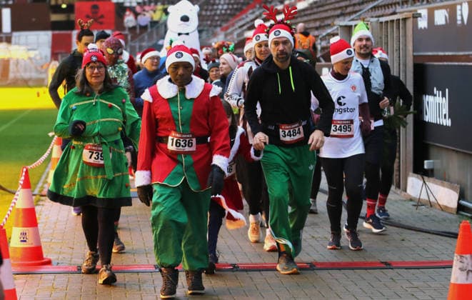 St. Pauli X-Mass Run 2025: Bunt verkleidete Teilnehmerin laufen durch das Millerntor-Stadion, Spielstätte des Fußball-Bundesligisten FC St. Pauli. *** St Pauli X Mass Run 2025 Participants in colorful costumes run through the Millerntor Stadium, venue of the Bundesliga soccer team FC St Pauli