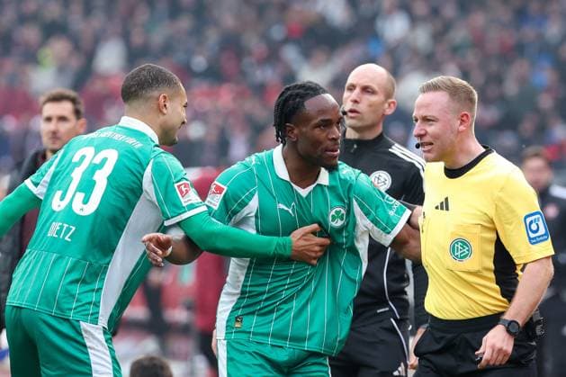 Noel Futkeu 9 Spvgg Greuther Fuerth talks to referee Lars Erbst, with Maximilian Dietz 33 Spvgg Greuther Fuerth , 1 FC Nuernberg vs Spvgg Greuther Fuerth, Football, 2 Bundesliga, DFL, Saison 2025 2026, Hinrunde, 15 Spieltag, 07 12 2025 DFB regulations prohibit any use of photographs as image sequences and or quasi video Nuernberg Bayern Germany Copyright: xkolbert-press MartinxAgüerax
