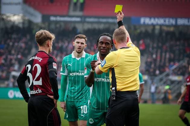 Noel Futkeu 9 Spvgg Greuther Fuerth and Tim Janisch 32 1FC Nuernberg receive a yellow card from referee Lars Erbst, 1 FC Nuernberg vs Spvgg Greuther Fuerth, Football, 2 Bundesliga, DFL, Season 2025 2026, Hinrunde, 15 Spieltag, 07 12 2025 DFB regulations prohibit any use of photographs as image sequences and or quasi video Nuernberg Bayern Germany Copyright: xkolbert-press MartinxAgüerax