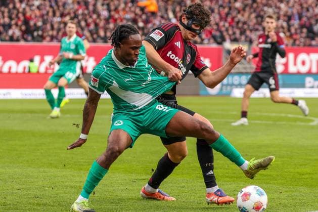 Noel Futkeu 9 Spvgg Greuther Fuerth in duel with Fabio Gruber 4 1FC Nuernberg , Action, 1 FC Nuernberg vs Spvgg Greuther Fuerth, Football, 2 Bundesliga, DFL, Saison 2025 2026, Hinrunde, 15 Spieltag, 07 12 2025 DFB regulations prohibit any use of photographs as image sequences and or quasi video Nuernberg Bayern Germany Copyright: xkolbert-press MartinxAgüerax