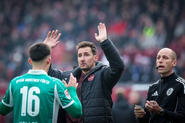 Head coach Miroslave Klose 1 FC Nuernberg gives instructions to the team, 1 FC Nuernberg vs Spvgg Greuther Fuerth, Football, 2 Bundesliga, DFL, Season 2025 2026, Hinrunde, 15 Matchday, 07 12 2025 DFB regulations prohibit any use of photographs as image sequences and or quasi video Nuernberg Bayern Germany Copyright: xkolbert-press MartinxAgüerax
