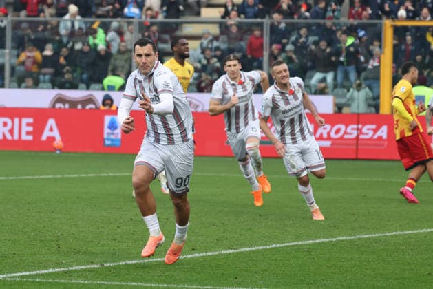 Cremonese s Federico Bonazzoli jubilates after scoring the goal 1-0 during the Serie A soccer match between Cremonese and Lecce at the Giovanni Zini Stadium in Cremona Italy - Sunday, 7 december 2025. - Soccer .  Copyright: xAlbertoxMariani LaPressex