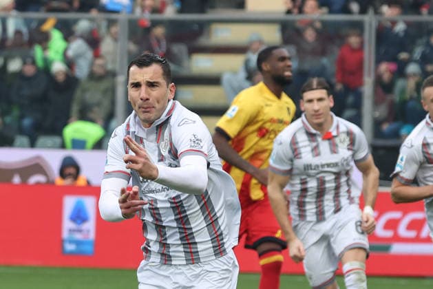 Cremonese s Federico Bonazzoli jubilates after scoring the goal 1-0 during the Serie A soccer match between Cremonese and Lecce at the Giovanni Zini Stadium in Cremona Italy - Sunday, 7 december 2025. - Soccer .  Copyright: xAlbertoxMariani LaPressex