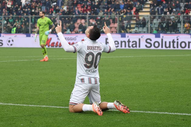 Cremonese s Federico Bonazzoli jubilates after scoring the goal 1-0 during the Serie A soccer match between Cremonese and Lecce at the Giovanni Zini Stadium in Cremona Italy - Sunday, 7 december 2025. - Soccer .  Copyright: xAlbertoxMariani LaPressex
