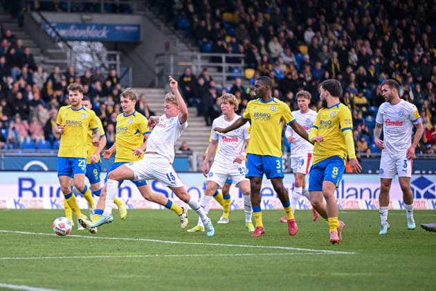 07 12 2025, Soccer, 2 Bundesliga, 15 Matchday Season 2025 2026, Eintracht Braunschweig Holstein Kiel, Goal chance Kasper Davidsen Holstein Kiel xRHR PHOTO TKx Copyright: RHR-FOTOx RHR-FOTO TK