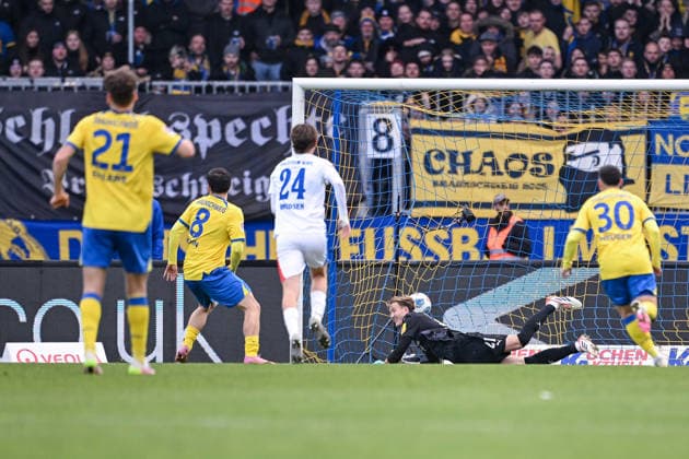 07 12 2025, Soccer, 2 Bundesliga, Matchday 15 Season 2025 2026, Eintracht Braunschweig Holstein Kiel, Mehmet Aydin Eintracht Braunschweig scores the 1-0 goal from the penalty spot, xRHR PHOTO TKx Copyright: RHR-FOTOx RHR-FOTO TK