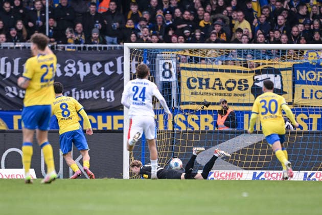 07 12 2025, Soccer, 2 Bundesliga, Matchday 15 Season 2025 2026, Eintracht Braunschweig Holstein Kiel, Mehmet Aydin Eintracht Braunschweig scores the 1-0 goal from the penalty spot, xRHR PHOTO TKx Copyright: RHR-FOTOx RHR-FOTO TK