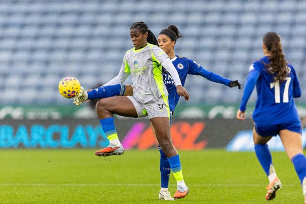 Leicester City Women v Manchester City Women Women s Super League 07 12 2025. Manchester City Women forward Khadija Shaw (9) controls ball during the Women s Super League match between Leicester City Women and Manchester City Women at the King Power Stadium, Leicester, England on 7 December 2025. Leicester King Power Stadium Leicestershire England Editorial use only , Copyright: xManjitxNarotrax PSI-23357-0017