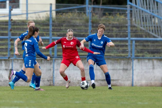 Regionalliga Nordost Frauen 1 FC Magdeburg vs 1 FFV Erfurt Magdeburg 07 12 2025 Maja Felicitas Bauerschmidt 10 1 FFV Erfurt vs Caroline Hildebrand 13 1 FC Magdeburg Regionalliga Nordost Frauen 1 FC Magdeburg vs 1 FFV Erfurt Heinrich Germer Stadion Magdeburg 07 12 2025 Copyright: xBEAUTIFULxSPORTS Duehringx