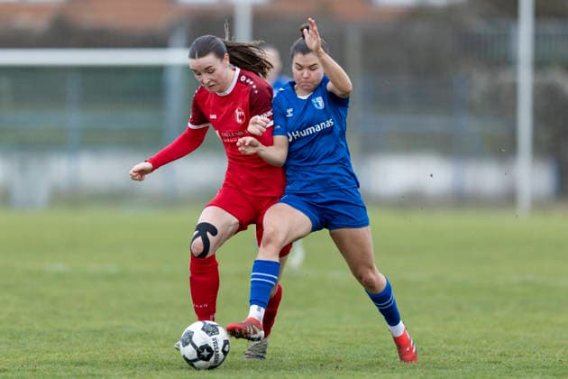 Regionalliga Nordost Frauen 1 FC Magdeburg vs 1 FFV Erfurt Magdeburg 07 12 2025 Lea Schrenk 19 1 FFV Erfurt vs Latoya Maxine Bach 8 1 FC Magdeburg Regionalliga Nordost Frauen 1 FC Magdeburg vs 1 FFV Erfurt Heinrich Germer Stadion Magdeburg 07 12 2025 Copyright: xBEAUTIFULxSPORTS Duehringx