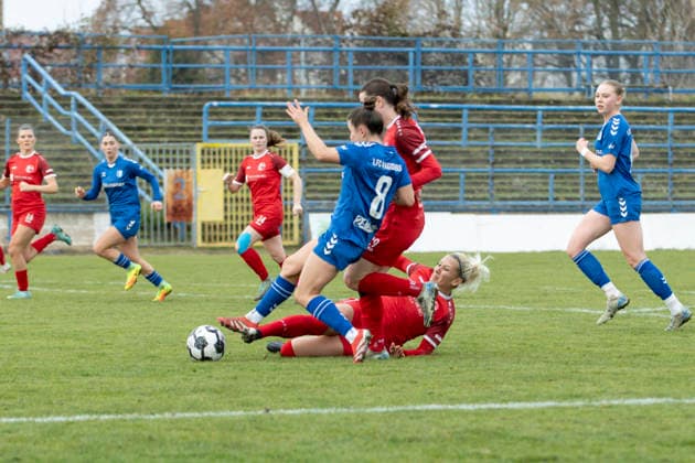 Regionalliga Nordost Frauen 1 FC Magdeburg vs 1 FFV Erfurt Magdeburg 07 12 2025 Mandy Uhl 18 1 FFV Erfurt below and Lea Schrenk 19 1 FFV Erfurt vs Latoya Maxine Bach 8 1 FC Magdeburg Regionalliga Nordost Frauen 1 FC Magdeburg vs 1 FFV Erfurt Heinrich Germer Stadion Magdeburg 07 12 2025 Copyright: xBEAUTIFULxSPORTS Duehringx