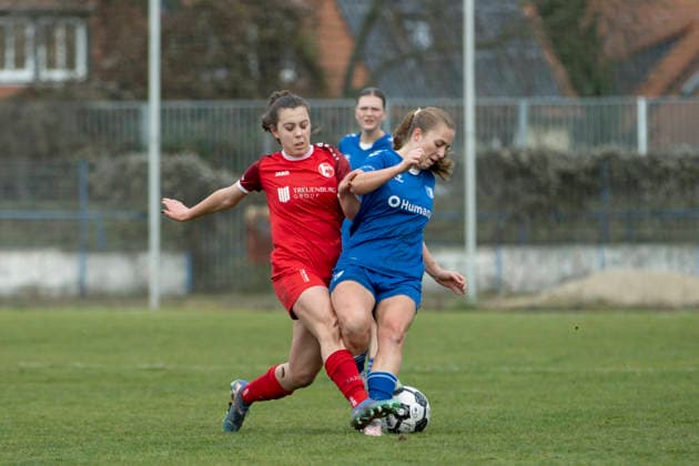 Regionalliga Nordost Frauen 1 FC Magdeburg vs 1 FFV Erfurt Magdeburg 07 12 2025 Jasmin Sautter 4 1 FFV Erfurt vs Tabea Alsleben 21 1 FC Magdeburg Regionalliga Nordost Frauen 1 FC Magdeburg vs 1 FFV Erfurt Heinrich Germer Stadion Magdeburg 07 12 2025 Copyright: xBEAUTIFULxSPORTS Duehringx