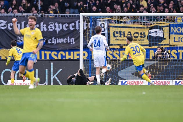 07 12 2025, Soccer, 2 Bundesliga, Matchday 15 Season 2025 2026, Eintracht Braunschweig Holstein Kiel, Mehmet Aydin Eintracht Braunschweig scores the 1-0 goal from the penalty spot, xRHR PHOTO TKx Copyright: RHR-FOTOx RHR-FOTO TK