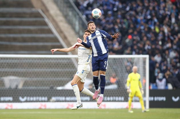 07 12 2025, xtgx, Soccer 2 Bundesliga Hertha BSC Berlin 1 FC Magdeburg emspor, v l Tobias Mueller Magdeburg, 5 , Dawid Kownacki Hertha, 9 duel, duel, fight, tackle DFL DFB REGULATIONS PROHIBIT ANY USE OF PHOTOGRAPHS as IMAGE SEQUENCES and or QUASI VIDEO Berlin