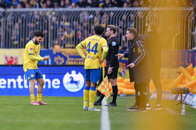 07 12 2025, Soccer, 2 Bundesliga, 15 Matchday Season 2025 2026, Eintracht Braunschweig Holstein Kiel, Mehmet Aydin Eintracht Braunschweig celebrates the goal for 1 0 with the coachs bench, xRHR PHOTO TKx Copyright: RHR-FOTOx RHR-FOTO TK