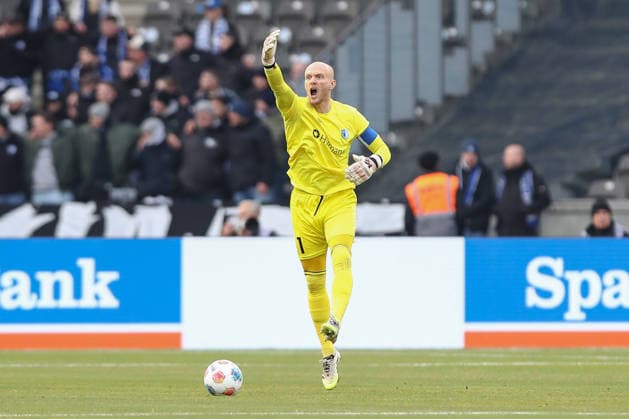 07 12 2025, xtgx, Fußball 2 Bundesliga Hertha BSC Berlin 1 FC Magdeburg emspor, v l Dominik Reimann Magdeburg, 1 gibt Anweisungen, gestikuliert mit den Armen, gesticulate, gives instructions DFL DFB REGULATIONS PROHIBIT ANY USE OF PHOTOGRAPHS as IMAGE SEQUENCES and or QUASI VIDEO Berlin