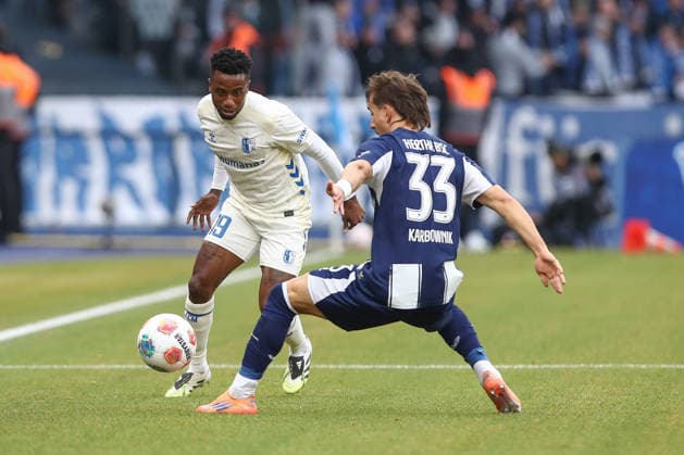 07 12 2025, xtgx, Soccer 2 Bundesliga Hertha BSC Berlin 1 FC Magdeburg emspor, v l Lubambo Musonda Magdeburg, 19 , Michal Karbownik Hertha, 33 duel, fight, tackle DFL DFB REGULATIONS PROHIBIT ANY USE OF PHOTOGRAPHS as IMAGE SEQUENCES and or QUASI VIDEO Berlin