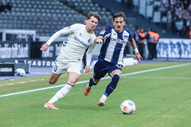 Sport, Football, 2 Bundesliga Season 2025 2026 15 Matchday Hertha BSC Berlin 1 FC Magdeburg 07 12 2025, Olympiastadion Berlin Noah Phil Pesch 1 FC Magdeburg, 10 Michal Karbownik Hertha BSC Berlin, 33 Zweikamp Berlin Olympiastadion Berlin Berlin Germany