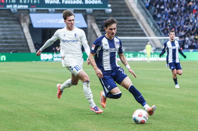 Sport, Soccer, 2 Bundesliga Season 2025 2026 15 Matchday Hertha BSC Berlin 1 FC Magdeburg 07 12 2025, Olympiastadion Berlin Noah Phil Pesch 1 FC Magdeburg, 10 Michal Karbownik Hertha BSC Berlin, 33 Zweikampof Berlin Olympiastadion Berlin Berlin Germany