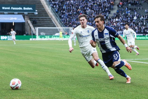 Sport, Soccer, 2 Bundesliga Season 2025 2026 15 Matchday Hertha BSC Berlin 1 FC Magdeburg 07 12 2025, Olympiastadion Berlin Noah Phil Pesch 1 FC Magdeburg, 10 Michal Karbownik Hertha BSC Berlin, 33 Zweikampf Berlin Olympiastadion Berlin Berlin Germany