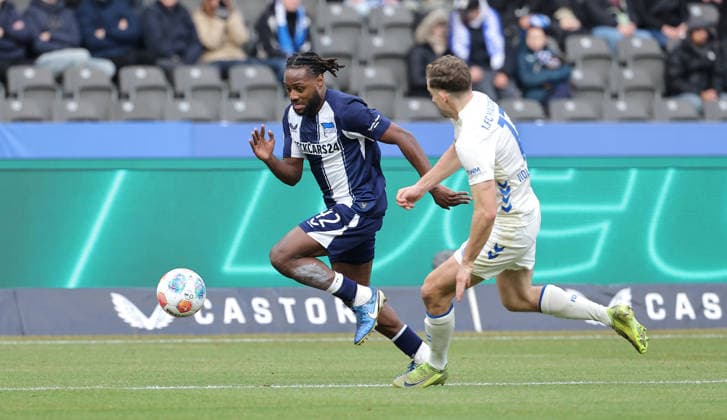 Deyovaisio Zeefuik on the ball, Alexander Nollenberger duel Match scene Action Sport Soccer Football DFL 2 Bundesliga Men 15 Matchday Season 2025 2026 07 12 2025 Hertha BSC Berlin vs 1 FC Magdeburg FCM DFL regulations prohibit any use of photographs as image sequences and or quasi video