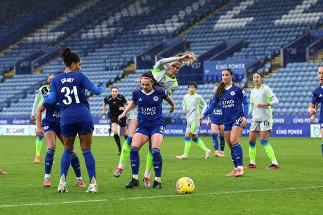 Leicester City Women v Manchester City Women Women s Super League 07 12 2025. Leicester City midfielder Sam Tierney (3) gets infront of Manchester City midfielder Laura Blindkilde-Brown (19) to block a chance during the Women s Super League match between Leicester City Women and Manchester City Women at the King Power Stadium, Leicester, England on 7 December 2025. Leicester King Power Stadium Leicestershire England Editorial use only , Copyright: xJohnxMallettx PSI-23356-0041
