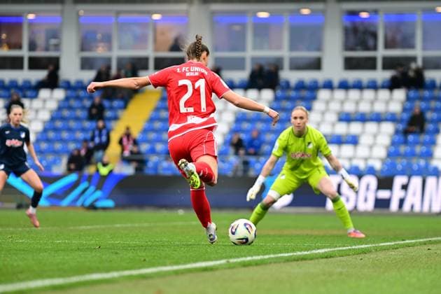 Laura Dick 1 TSG Hoffenheim Women in action while a player from 1 FC Union Berlin prepares to shoot Goalkeeper in action Copyright: xMichaelxGelhardtx