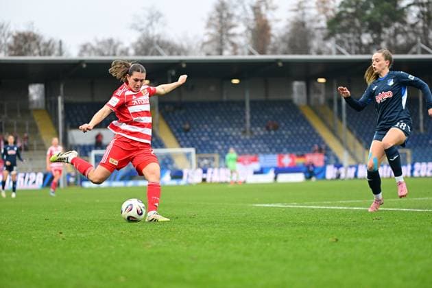 Valesca Ampoorter 18 TSG Hoffenheim Women with the ball while Antonia Halverkamps 29 1 FC Union Berlin defends Ball action with Valesca Ampoorter 18 TSG Hoffenheim Women and Antonia Halverkamps 29 1 FC Union Berlin Copyright: xMichaelxGelhardtx