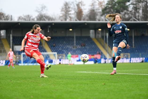 Valesca Ampoorter 18 TSG Hoffenheim Women controls the ball while Antonia Halverkamps 29 1 FC Union Berlin prepares to shoot Ball control and shot Copyright: xMichaelxGelhardtx