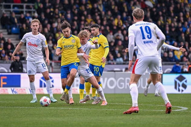 07 12 2025, Football, 2 Bundesliga, 15 Matchday Season 2025 2026, Eintracht Braunschweig Holstein Kiel, Kevin Ehlers Eintracht Braunschweig Niklas Niehoff Holstein Kiel xRHR PHOTO TKx Copyright: RHR-FOTOx RHR-FOTO TK