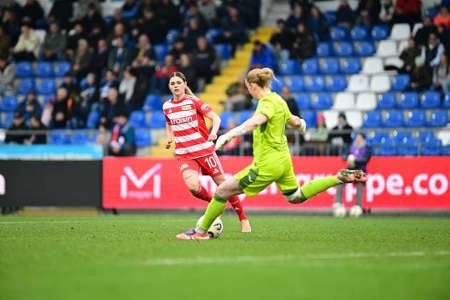 Eileen Campbell 10 1 FC Union Berlin is challenged by goalkeeper Laura Dick 1 TSG Hoffenheim Frauen Goalkeeping action and attack Copyright: xMichaelxGelhardtx