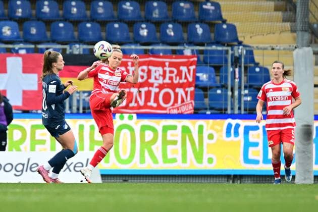 Jenny Hipp 27 1 FC Union Berlin with ball, while Valesca Ampoorter 18 TSG Hoffenheim Women and Katja Orschmann 5 1 FC Union Berlin defend ball action in the game Copyright: xMichaelxGelhardtx
