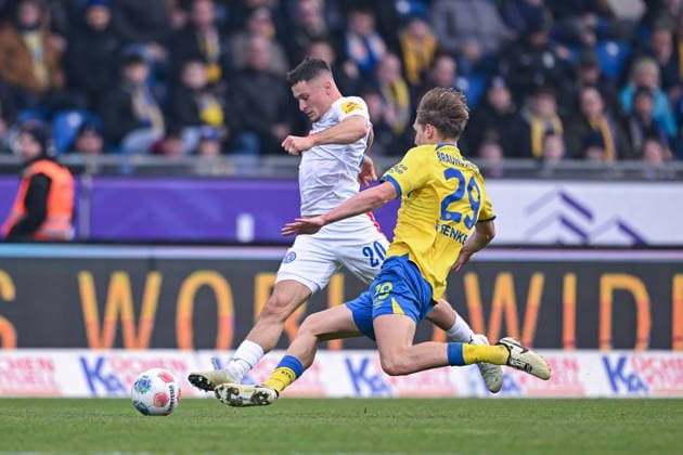 07 12 2025, Football, 2 Bundesliga, 15 Matchday Season 2025 2026, Eintracht Braunschweig Holstein Kiel, Adrian Kapralik Holstein Kiel , Lukas Frenkert Eintracht Braunschweig Afterwards Lukas Frenkert Eintracht Braunschweig flies off the pitch xRHR PHOTO TKx Copyright: RHR-FOTOx RHR-FOTO TK