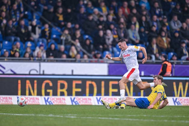 07 12 2025, Football, 2 Bundesliga, 15 Matchday Season 2025 2026, Eintracht Braunschweig Holstein Kiel, Adrian Kapralik Holstein Kiel , Lukas Frenkert Eintracht Braunschweig Afterwards Lukas Frenkert Eintracht Braunschweig flies off the pitch xRHR PHOTO TKx Copyright: RHR-FOTOx RHR-FOTO TK