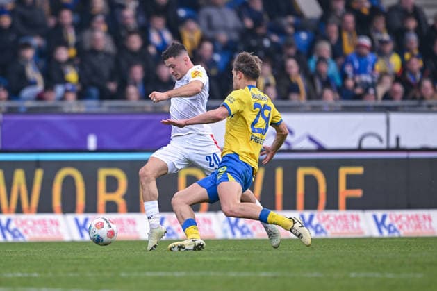 07 12 2025, Football, 2 Bundesliga, 15 Matchday Season 2025 2026, Eintracht Braunschweig Holstein Kiel, Adrian Kapralik Holstein Kiel , Lukas Frenkert Eintracht Braunschweig Afterwards Lukas Frenkert Eintracht Braunschweig flies off the pitch xRHR PHOTO TKx Copyright: RHR-FOTOx RHR-FOTO TK