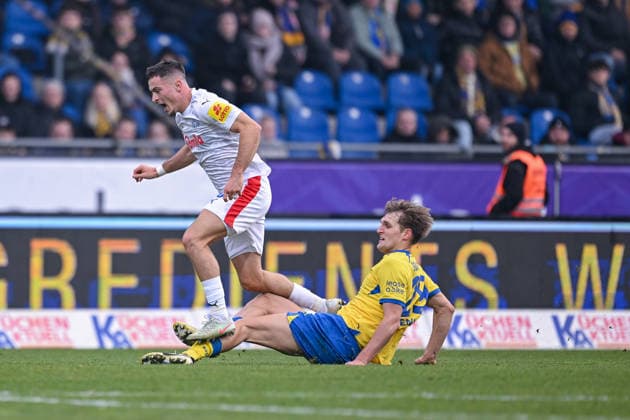 07 12 2025, Football, 2 Bundesliga, 15 Matchday Season 2025 2026, Eintracht Braunschweig Holstein Kiel, Adrian Kapralik Holstein Kiel , Lukas Frenkert Eintracht Braunschweig Afterwards Lukas Frenkert Eintracht Braunschweig flies off the pitch xRHR PHOTO TKx Copyright: RHR-FOTOx RHR-FOTO TK