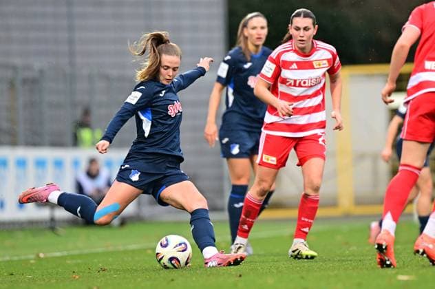 Melissa Kössler 25 TSG Hoffenheim Women and Antonia Halverkamps 29 1 FC Union Berlin in a duel, while Valesca Ampoorter 18 TSG Hoffenheim Women controls the ball Duel and ball control Copyright: xMichaelxGelhardtx